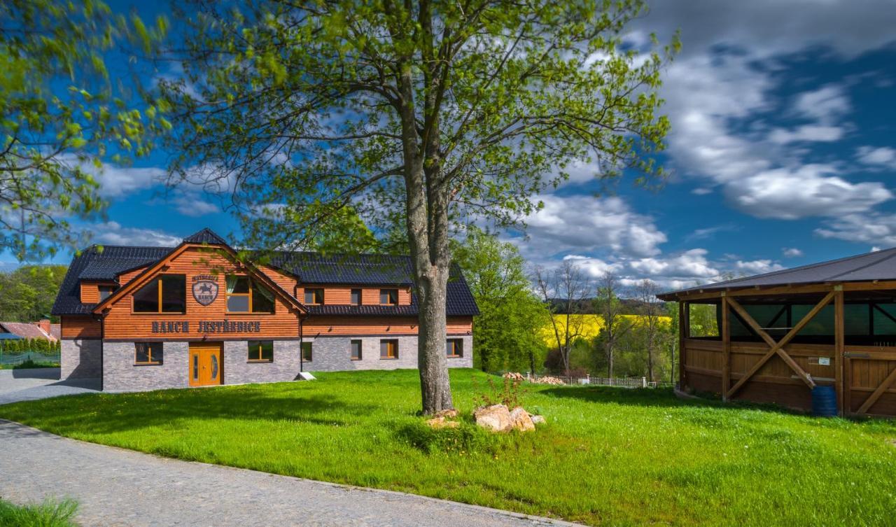 Hotel Ranch Jestrebice Hermanicky Exterior foto